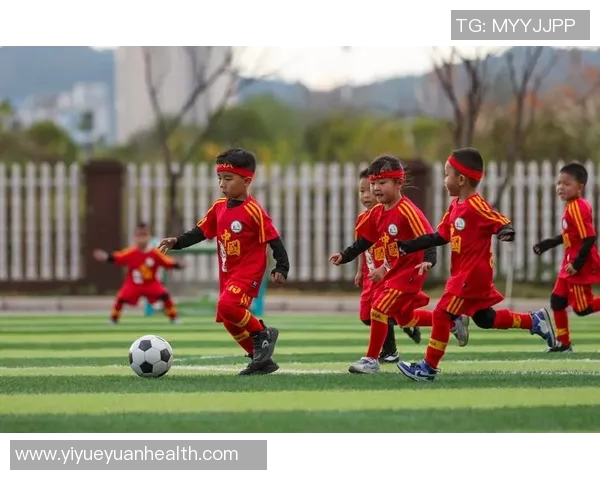 足球球星小时候的可爱瞬间：从小萌娃到绿茵场英雄的成长历程